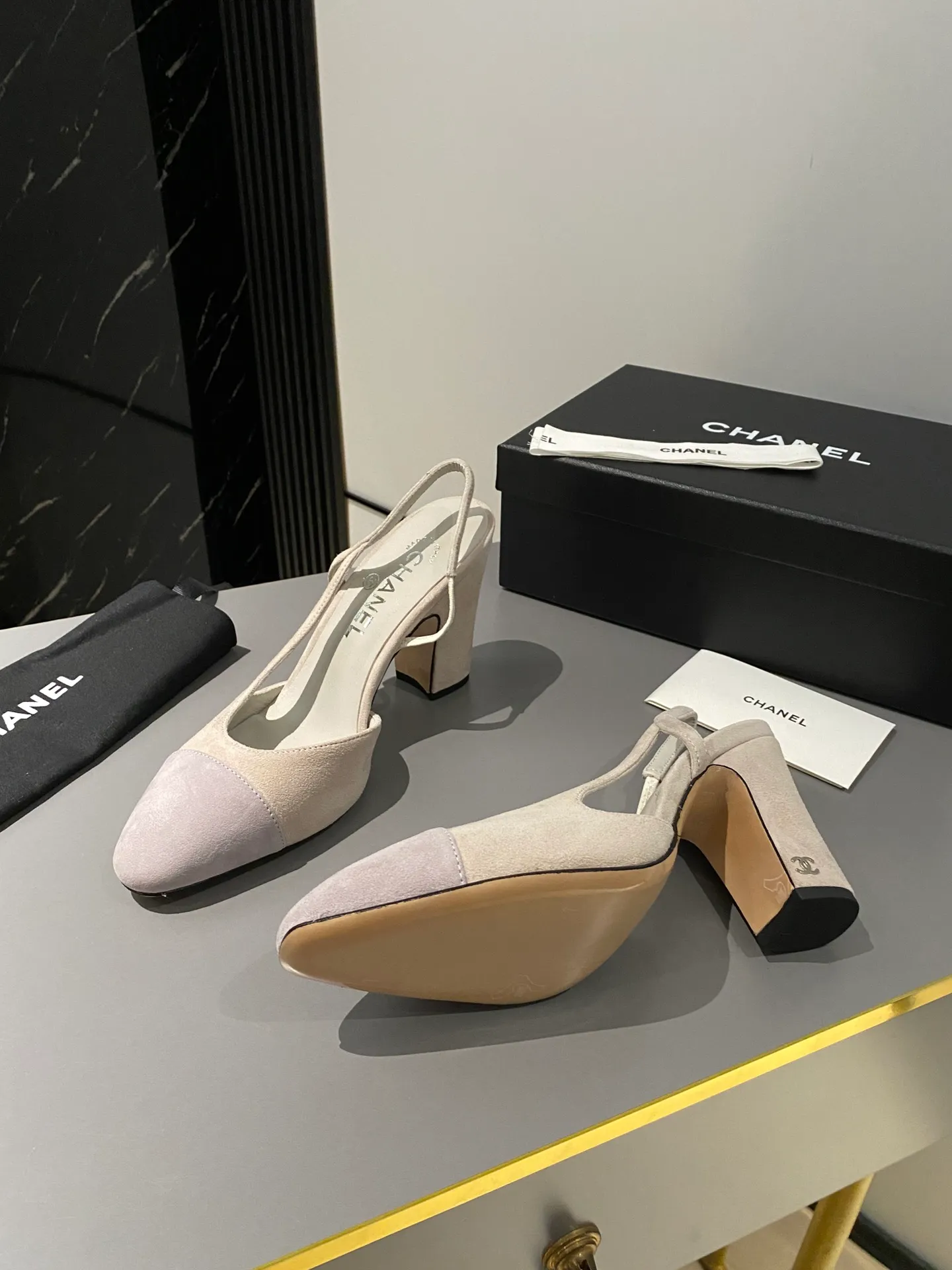 👟👟Ex-factory price 520👟👟 Purchase grade, high-heeled version, Chanel classic slingback sandals. We have been making this model for the past few years. This year, we will re-purchase the version and make a detailed copy again. I found that the upper lines and body comfort of the new version have been slightly adjusted! The brand won't say anything because the overall appearance difference is not big and it doesn't affect wearing. All colors now produced are produced according to the latest styles! What you buy is the latest classic model from the counter, made of imported mixed sheepskin surface material, imported mixed sheepskin, and Italian imported cowhide leather soles! High heels 9.5cm Size: 35-39 Other sizes can be customized (customized sizes 34, 40, 41, 42, 43 are non-refundable and non-exchangeable)